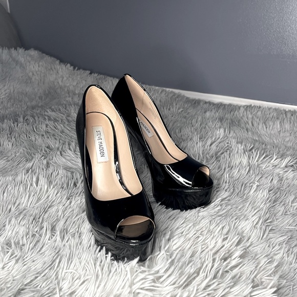 STEVE MADDEN BLACK PATENT CLASSICS HIGH HEELS - Picture 2 of 4